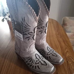 BRAND NEW Cowgirl Boots size 9-run small